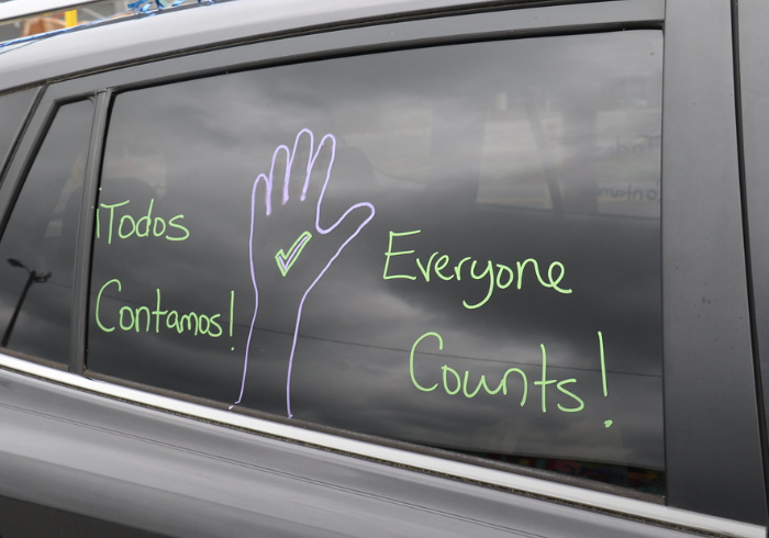 "¡Todos Contamos! Everyone Counts!" written on a car window